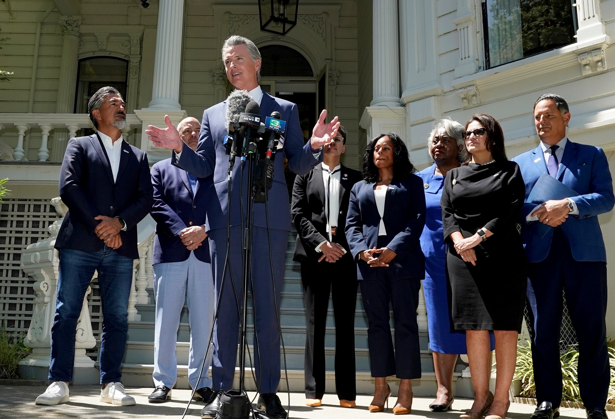 California Governor Gavin Newsom Proposes Voting Lines Overhaul to Challenge Texas Republicans 1 California Governor’s Bold Voting Lines