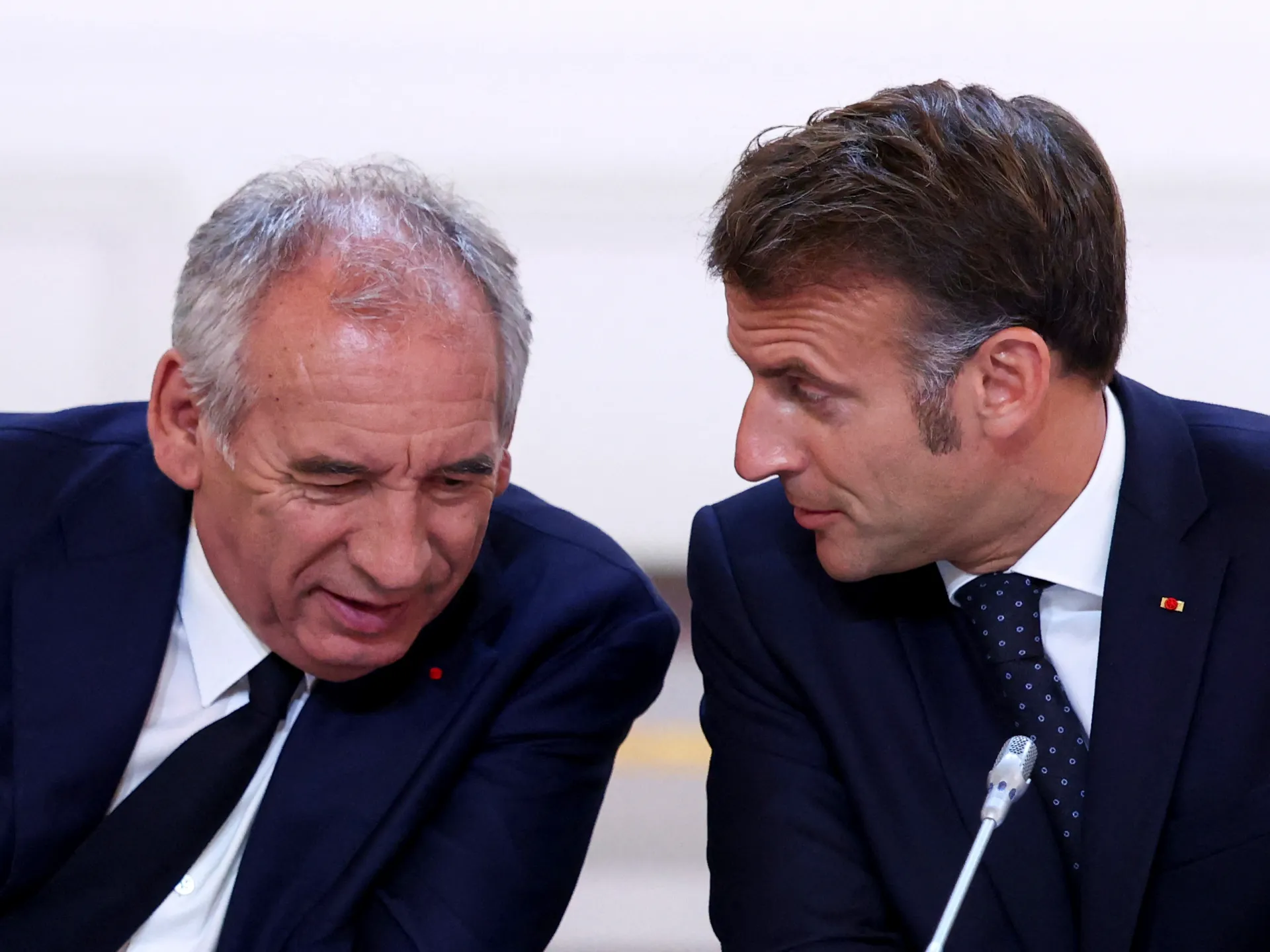 France's Government Crumbles: Bayrou Ousted in Confidence Vote 1 French government collapses