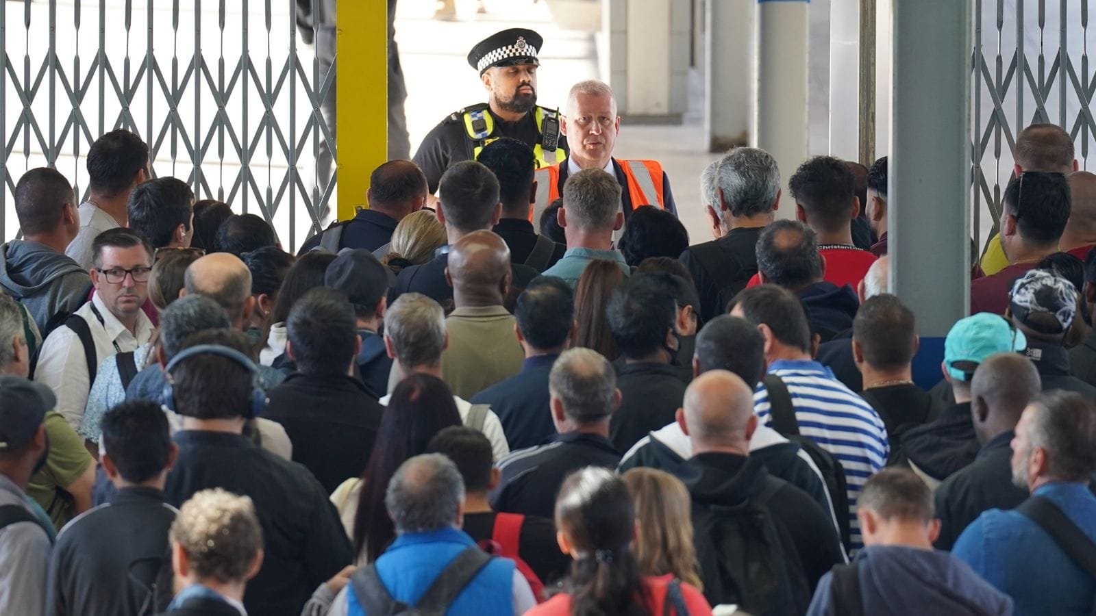London Overground & Elizabeth Line Disruption: What Commuters Need to Know 1 London Rail Alert
